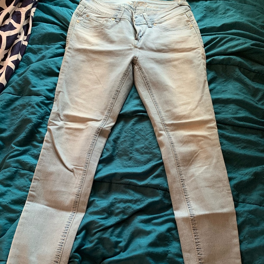 Wallflower light blue skinny jean.